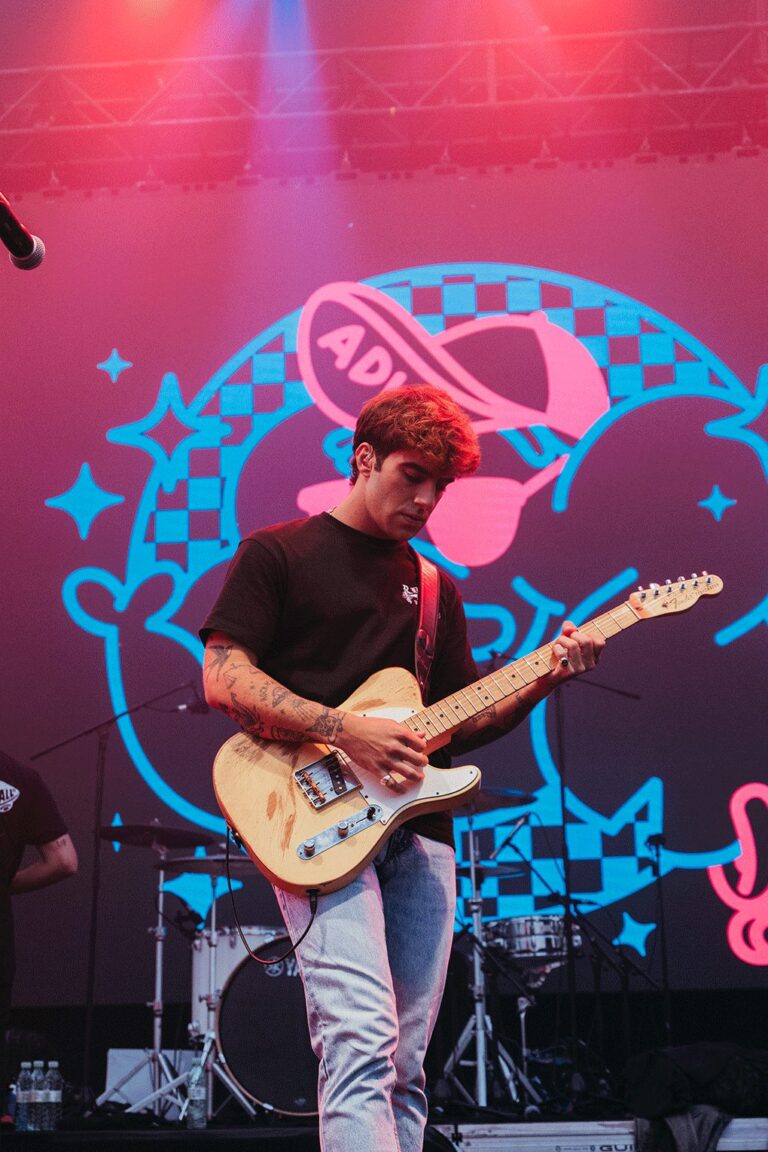 lvaro de Luna toca la guitarra sobre el escenario de Live Las Ventas