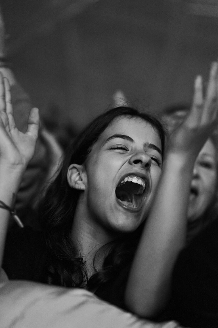 Una chica canta emocionada durante el concierto de El Arrebato en Live Las Ventas