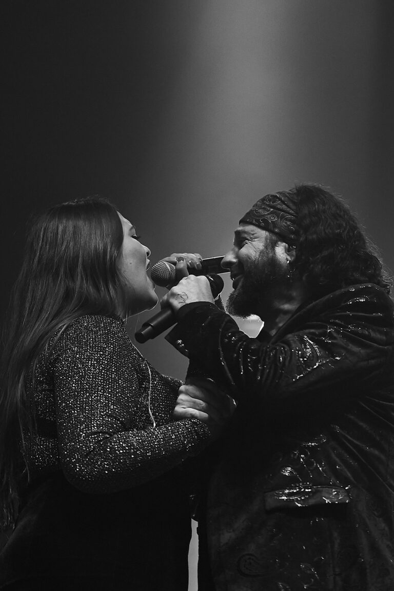 El Arrebato canta dando la mano a una cantante en Live Las Ventas