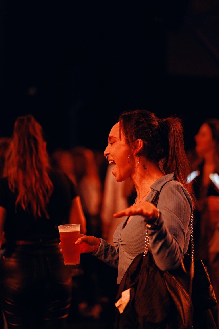 Una chica del público baila durante el concierto de El Duende Callejero