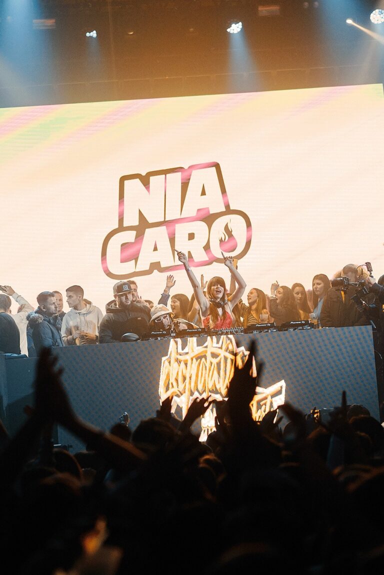 La DJ Nia Caro jalea al público en el Electrolatino Fest de Live Las Ventas