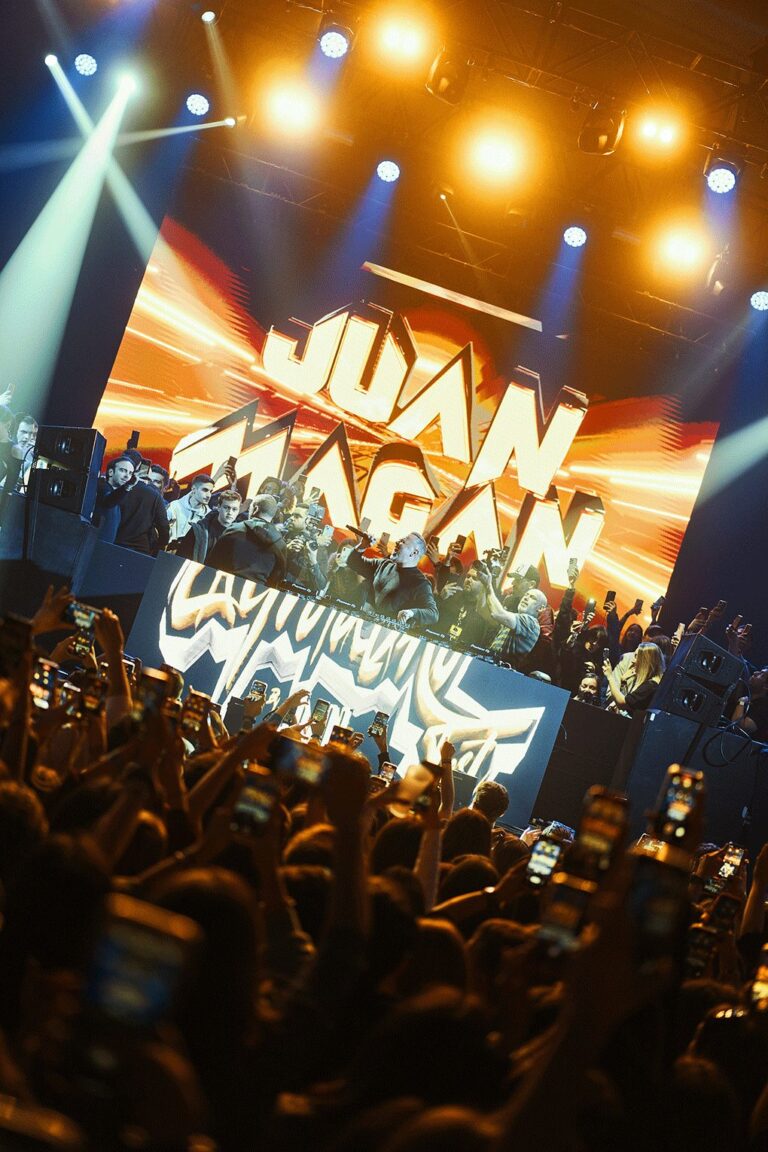 Público disfrutando de la sesión de Juan Magán en el Electrolatino Fest de Live Las Ventas
