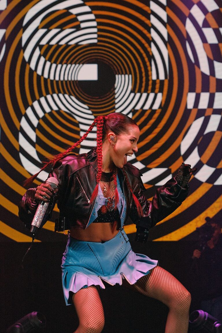 Emilia cantando y bailando en el concierto de Live Las Ventas