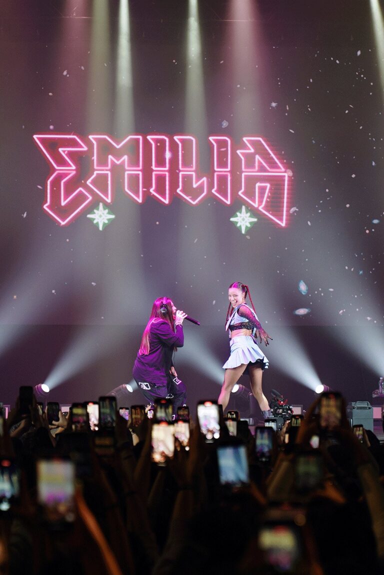 El público del concierto de Emilia en Live Las Ventas toma fotos del escenario