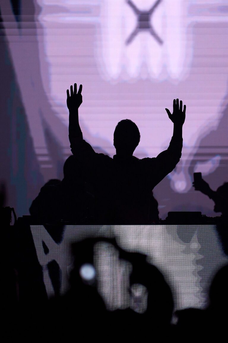 Un DJ levanta los brazos en I Love by DJ Nano de Live Las Ventas