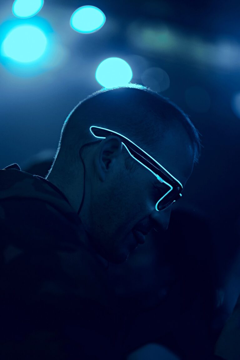 Un fan de DJ Nano luce unas gafas de neones azules