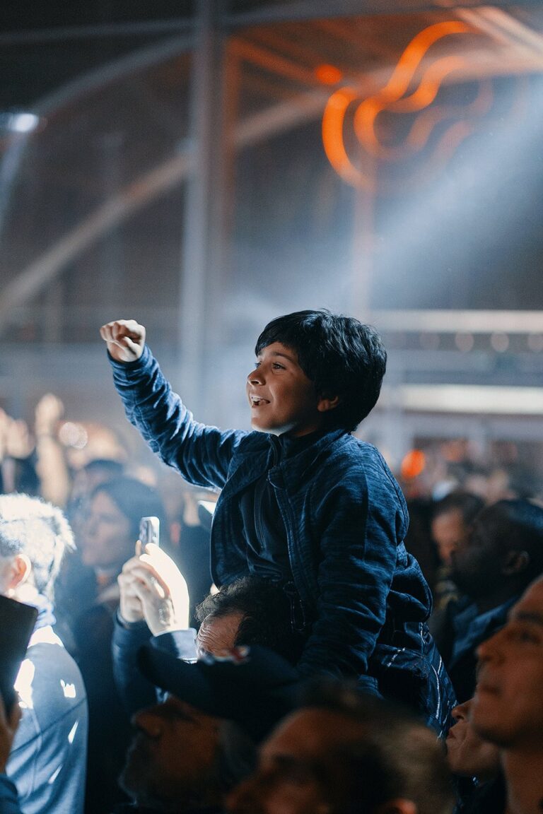 Un niño fan de Medina Azahara disfruta de su concierto en Live Las Ventas