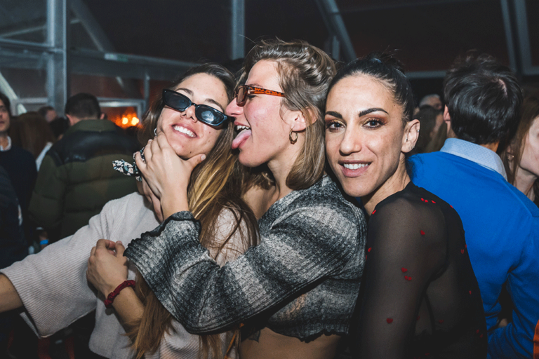 Tres chicas posan ante la cámara durante la Premier Party en Live Las Ventas