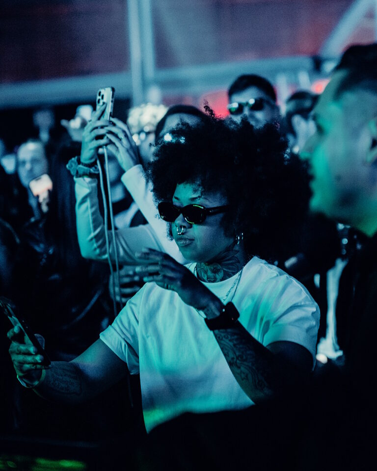 Fan tatuada bailando en Hivernacle diciembre 2023 en Live Las Ventas