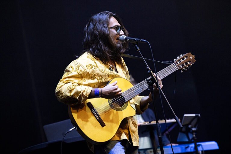 Juan Cid tocando la guitarra en su concierto con Siempre Así en Las Ventas