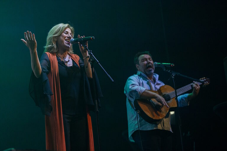 Miembros de Siempre Así cantando y tocando la guitarra en Live Las Ventas