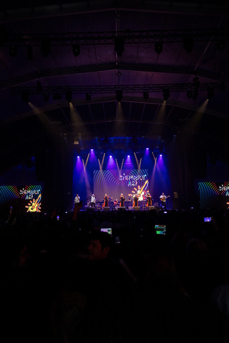 Detalle del escenario de Live Las Ventas en el concierto de Siempre Así en enero de 2024