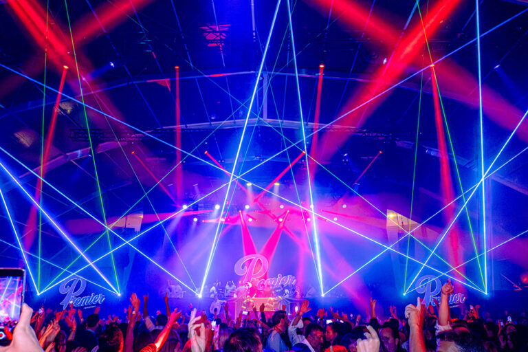 Evento de Premier iluminado de rojo y azul