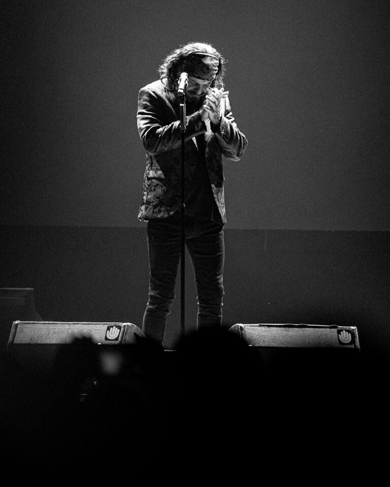 Arrebato dando palmas en blanco y negro