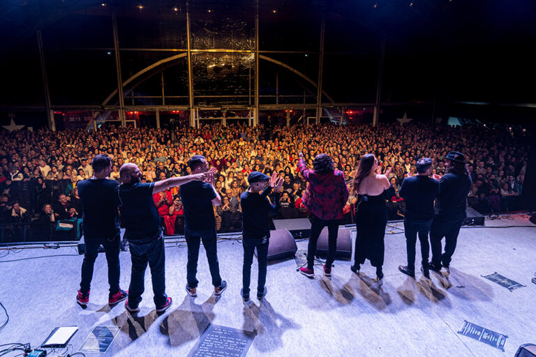 Arrebato despidiéndose al finalizar la actuación