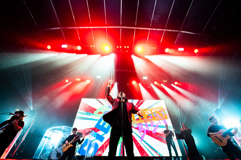 Arrebato sobre el escenario lleno de luces