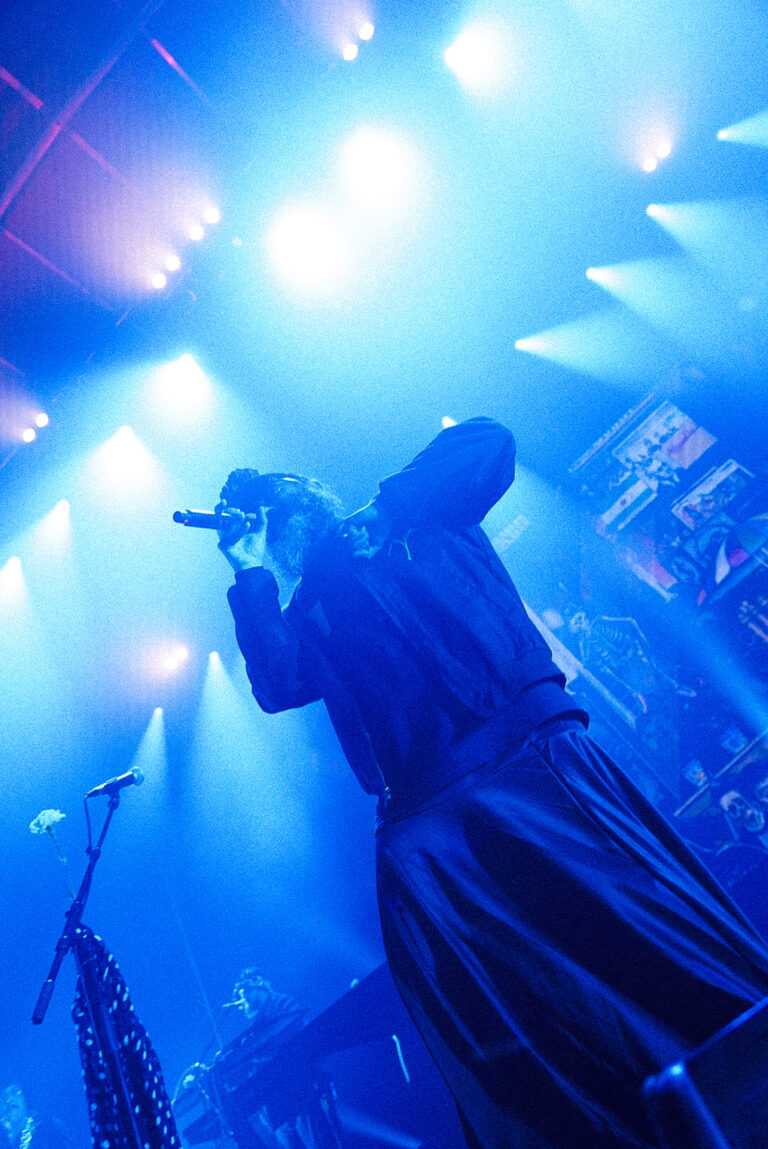 Plano americano del cantante de Califato 3z4