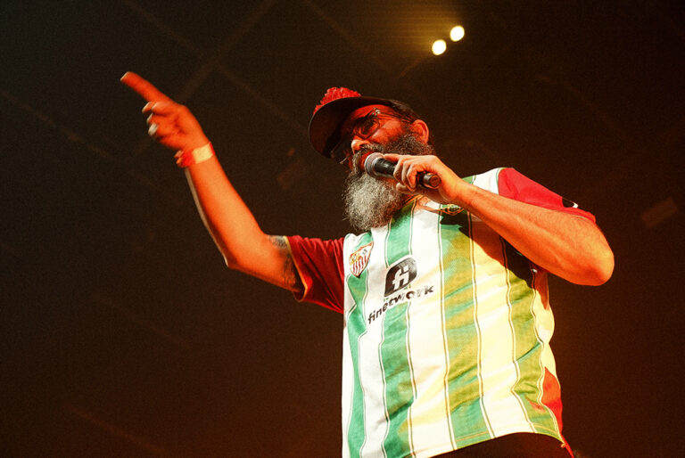 Cantante de Califato señalando al público