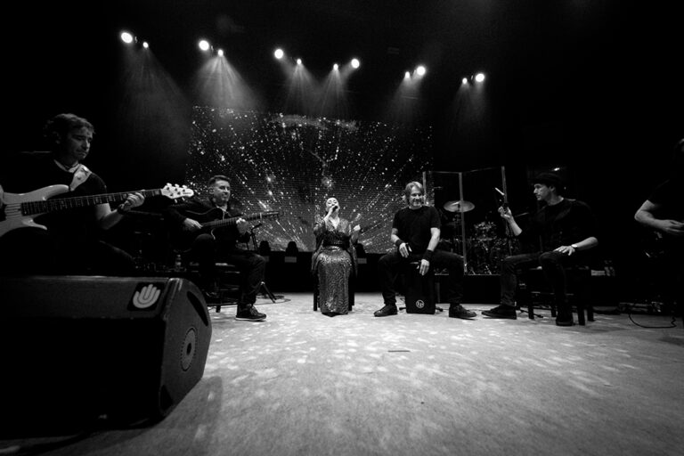 Camela interpretando un tema flamenco