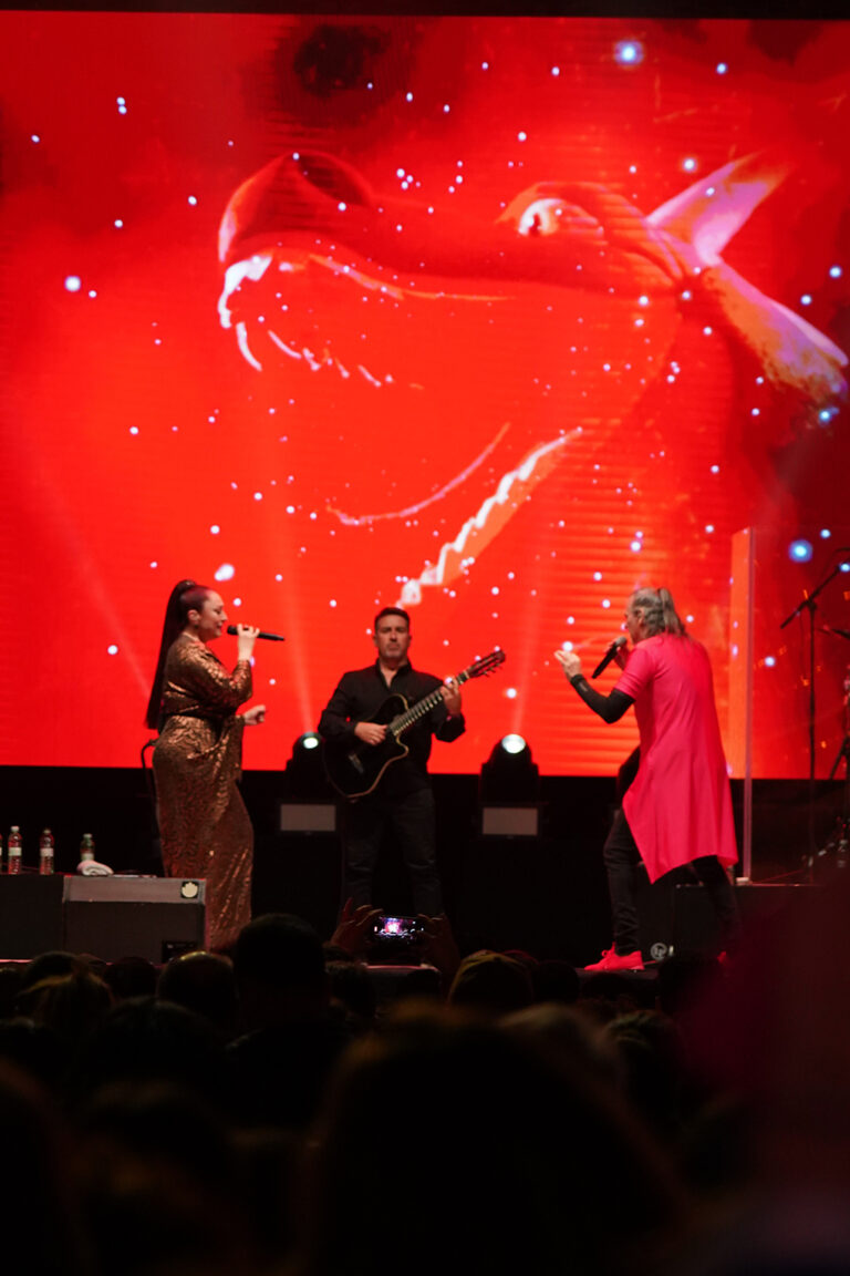 Los integrantes de Camela cantando mientras se miran