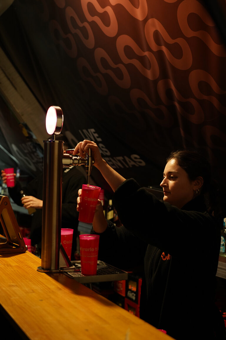 Camarera sirviendo una cerveza