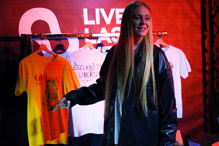 Chica del guardarropa sonriendo