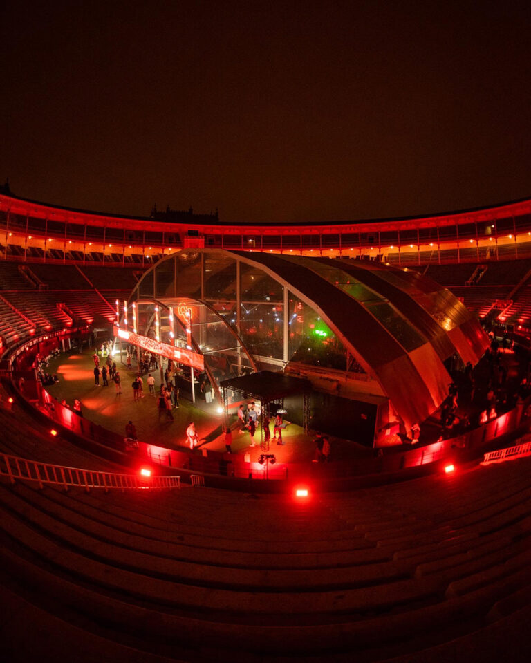 Carpa de Live Las Ventas iluminada en rojo
