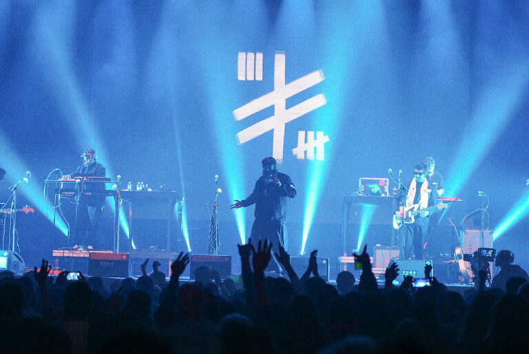 Cantante de Califato sobre el escenario