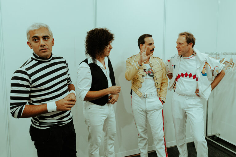 Grupo God Save The Queen preparándose para salir