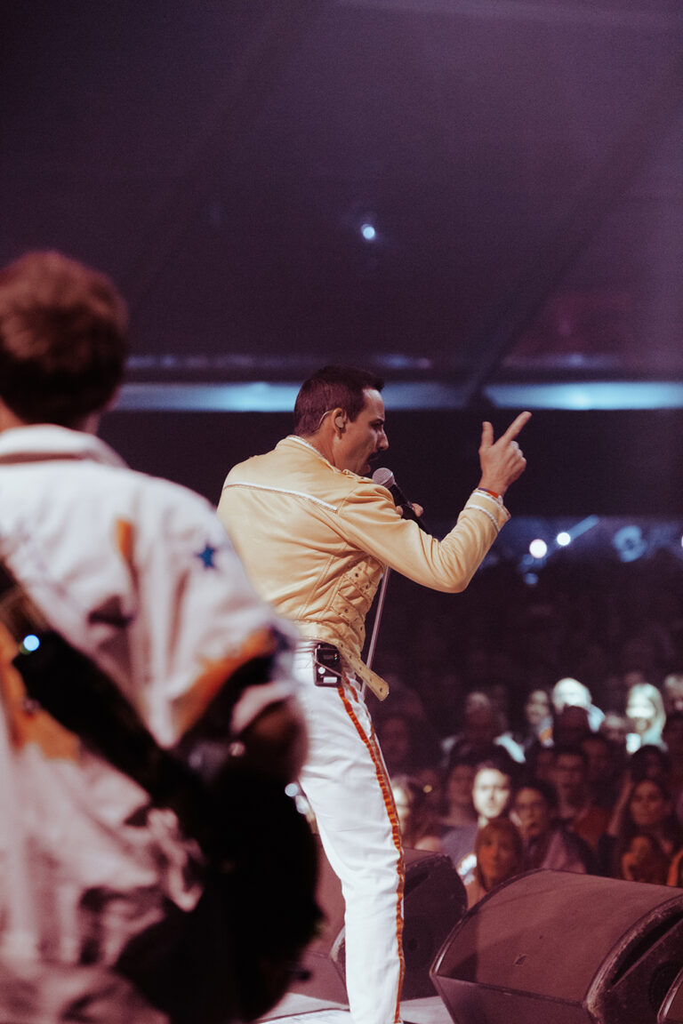 Cantante de God Save The Queen actuando