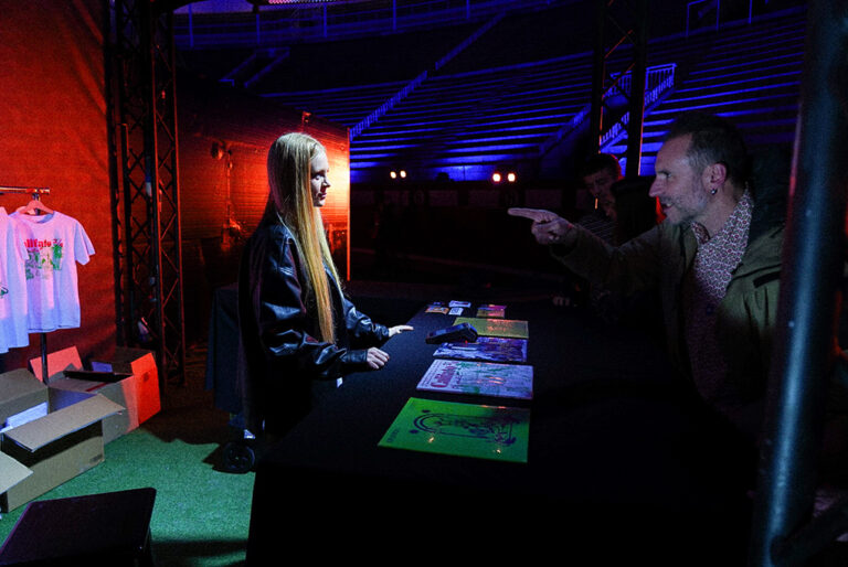 Chica del guardarropa recibiendo a un cliente