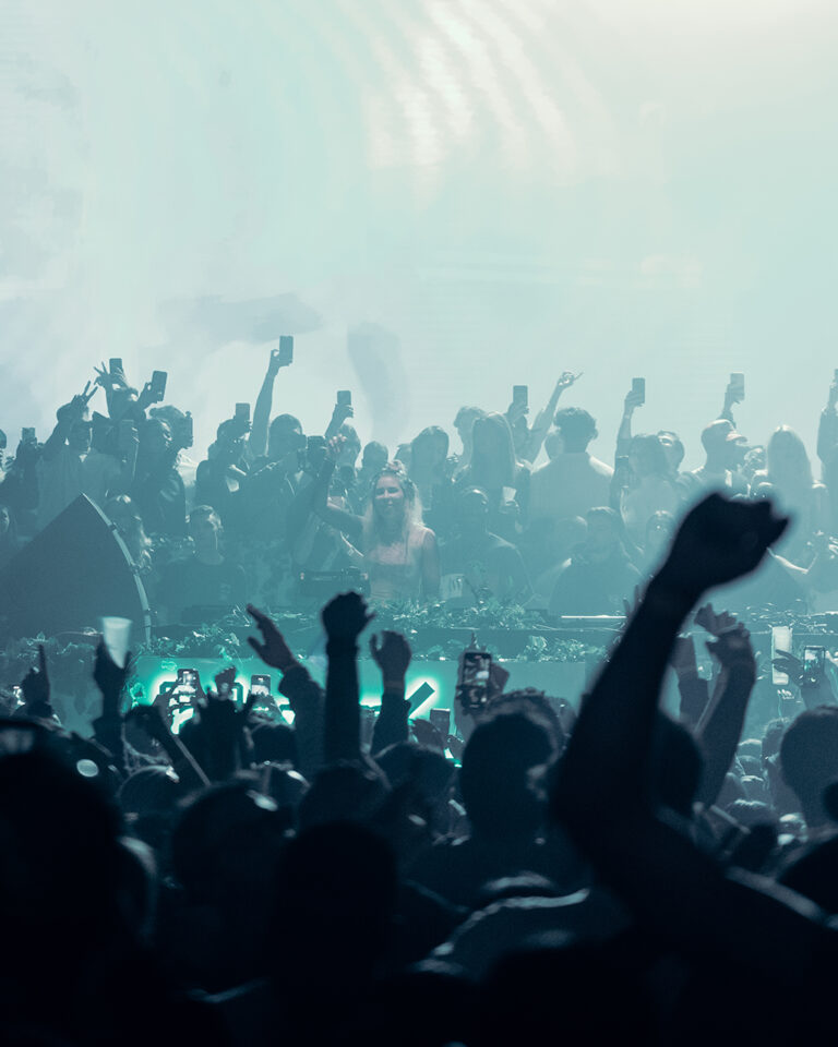 Brazos en alto al ritmo de la música