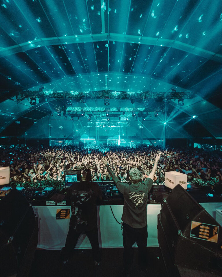 Fotografía de DJs de espalda pinchando para su público