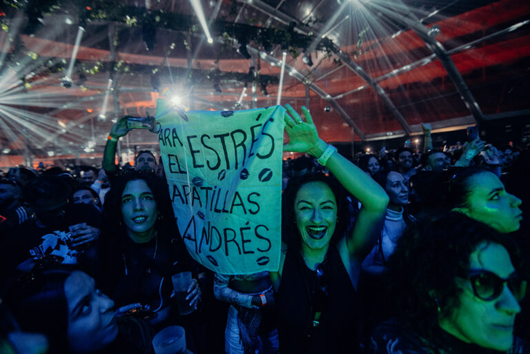 Chicas del público de Hivernacle sosteniendo una pancarta