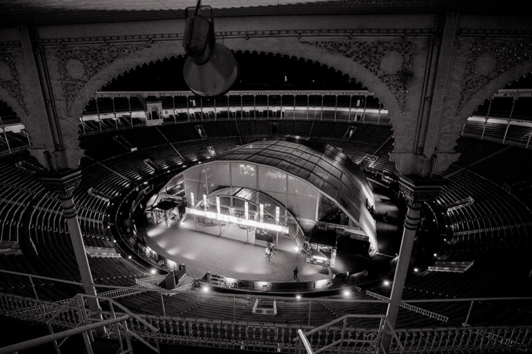 Fotografía de la carpa en blanco y negro