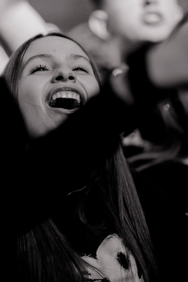 Chica de público en el concierto de Kidd Keo