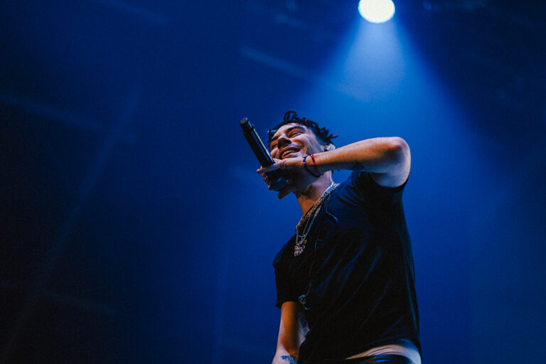 Kidd Keo sujetando el micrófono