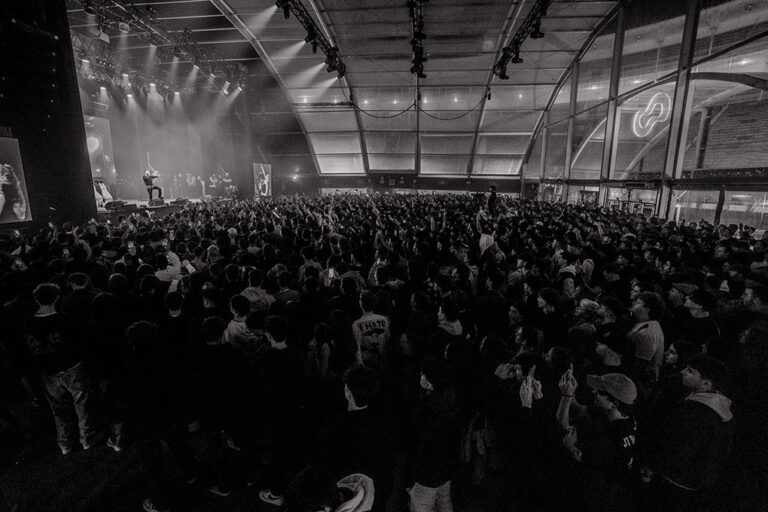 Fotografía en blanco y negro del público en el concierto de Kidd Keo