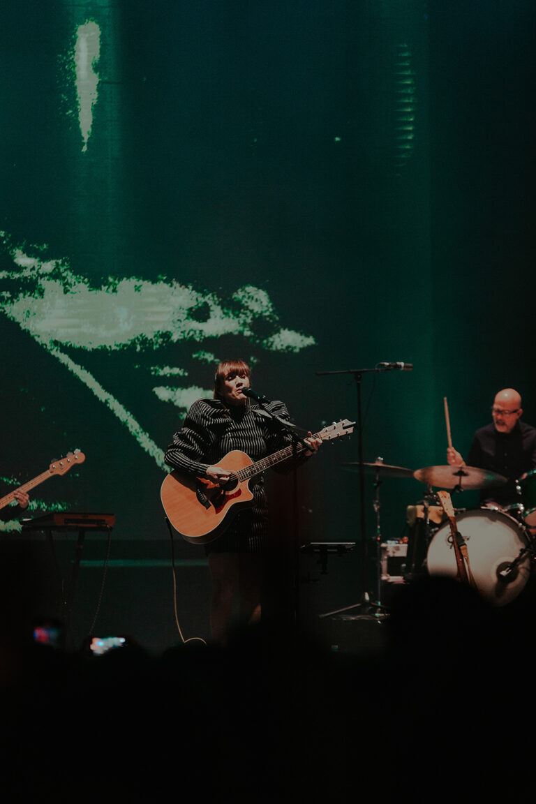 La Bien Querida interpretando y tocando la guitarra