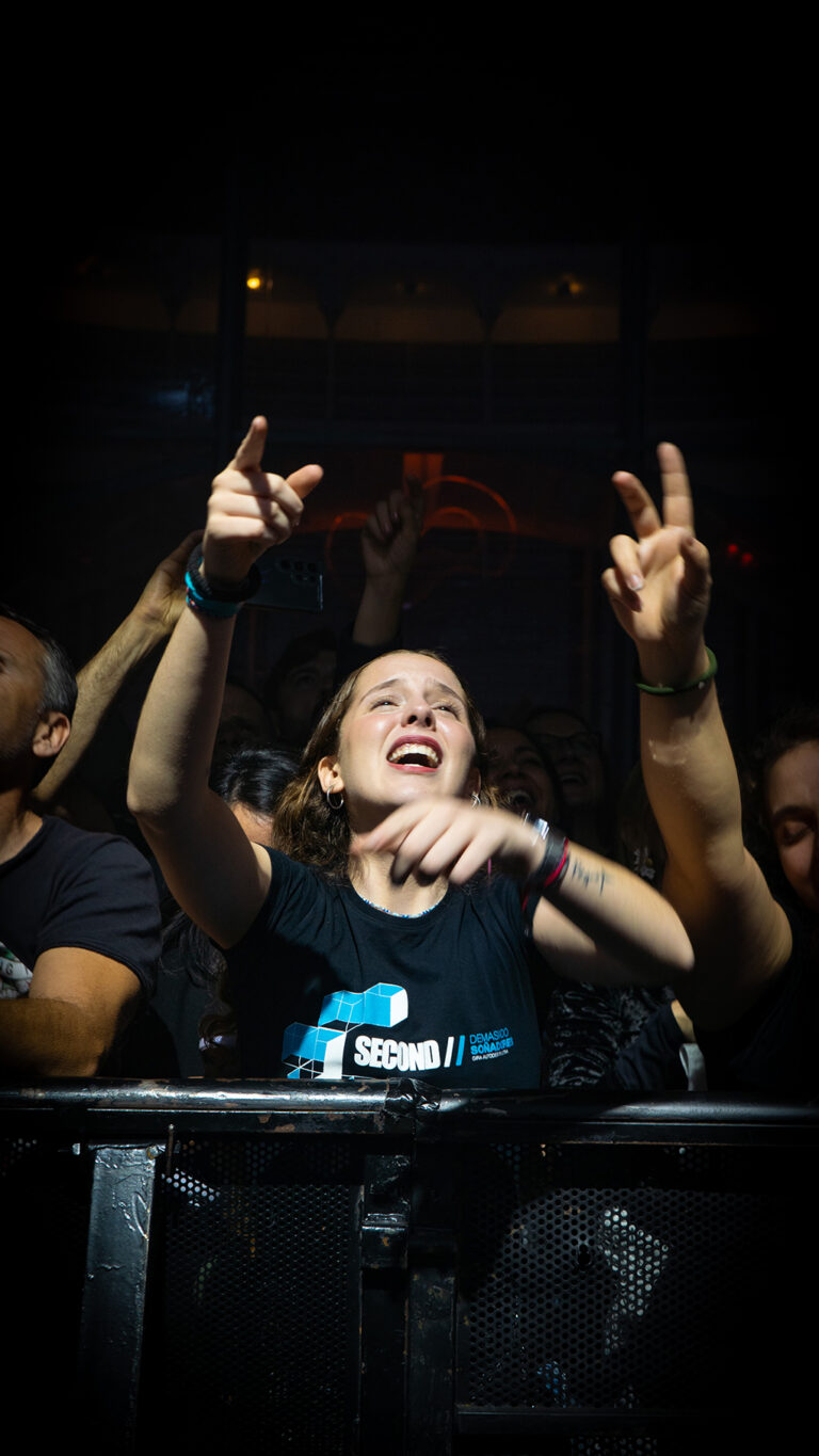 Chica con una camiseta de Second en el concierto de los mismos