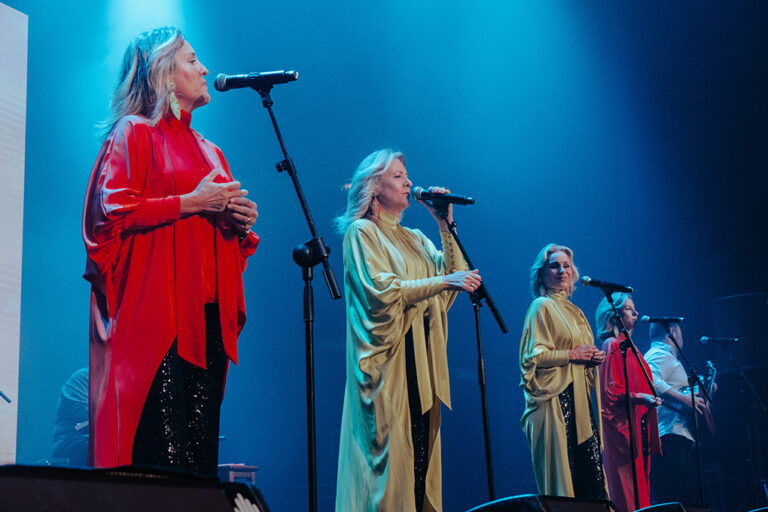 Siempre así cantando al unísono