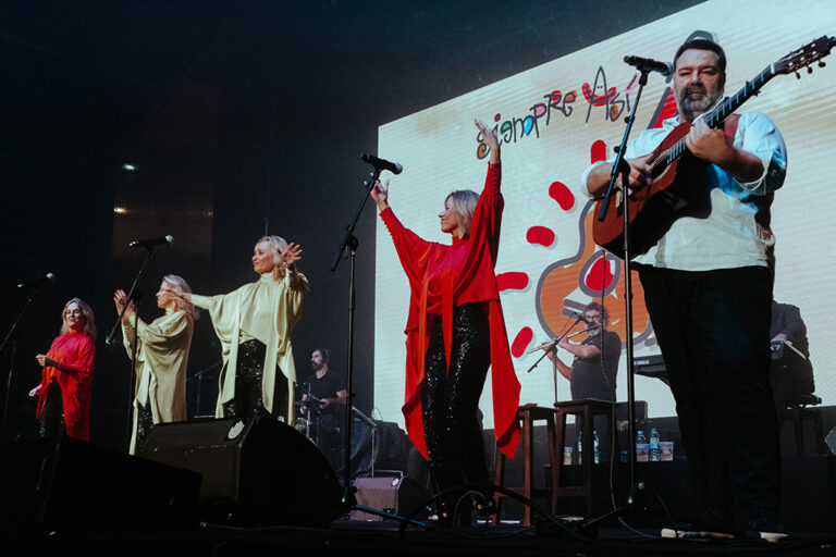 Siempre Así bailando felizmente sobre el escenario