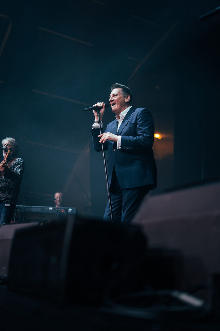 Tony Hadley cantando a su público