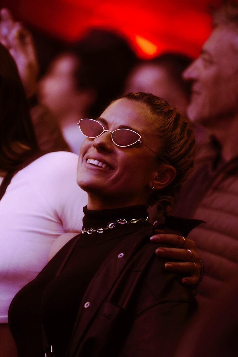 Chica del público sonriendo