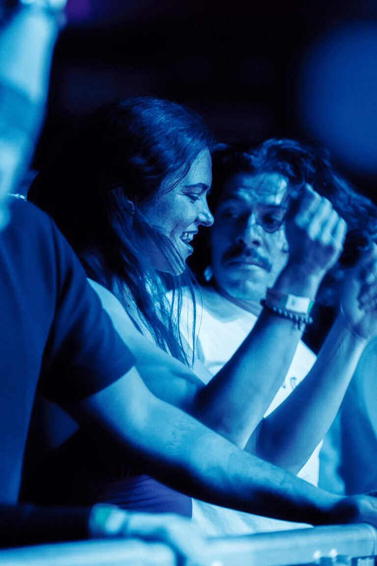 Chica del público bailando