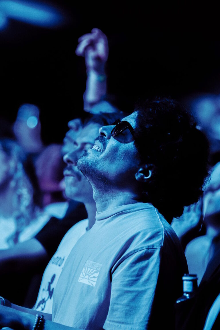 Chico del público disfrutando del DJ Set