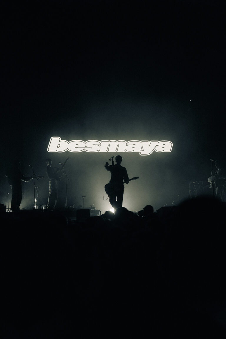 Escenario de Besmaya en la oscuridad con el logo de Besmaya de fondo