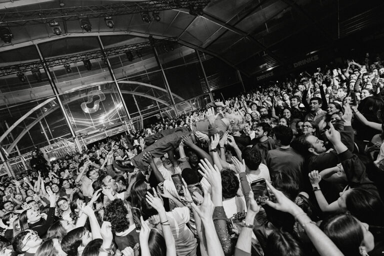 Fotografía en blanco y negro del público de Besmaya