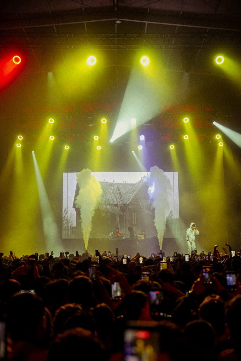 Escenario y público en el concierto de Clarent