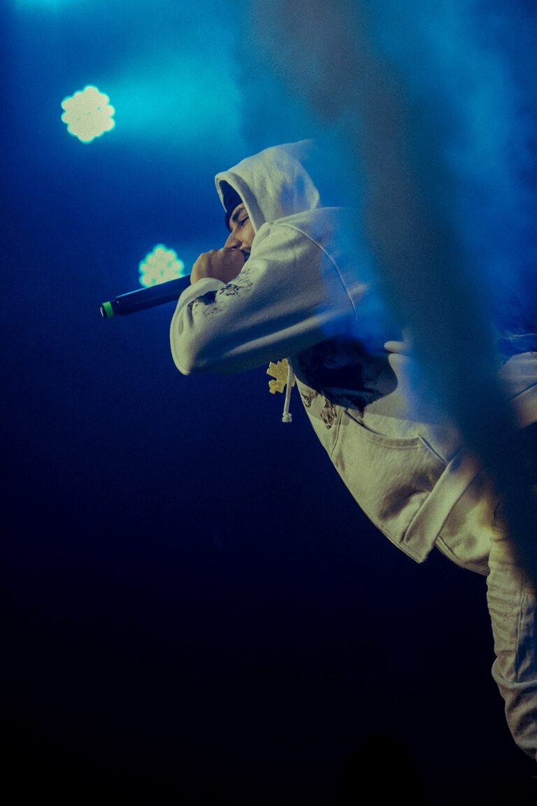 Clarent sobre el escenario cantando con humo azul